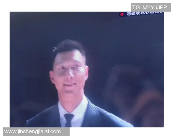 易建联在退役仪式上泪洒球场，粉丝感动送上祝福和掌声